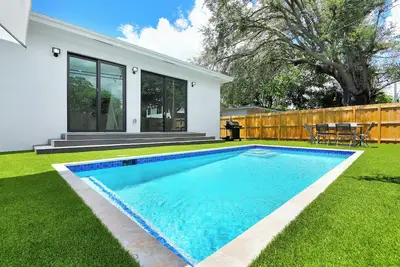 Image de Radiance: Modern Design & Poolside Escape