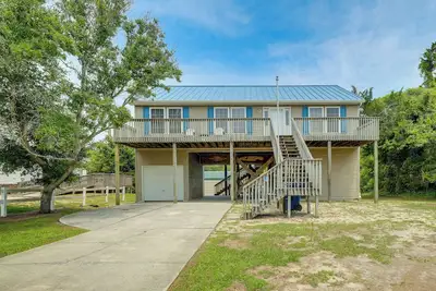 Image de Coastal Emerald Isle Retreat w/ Deck & Grill!
