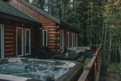 Image de Cozy Log Cabin: hot tub under the stars, private deck, king bed, dog friendly!