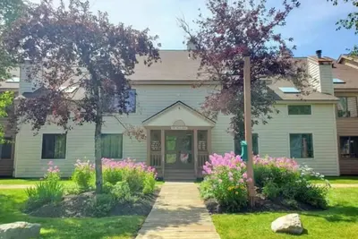 Image de Mt. Snow Condo with Pool-Mountain Views <1/2 mile to mtn