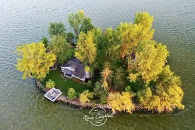 Image de Private Island! Includes house, cottage, boat docks, best sunsets on Indian Lake