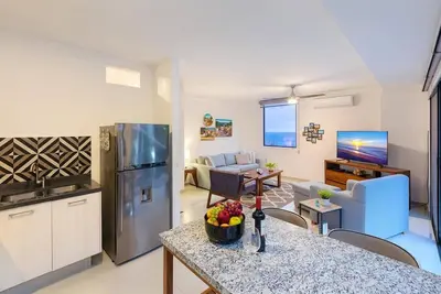 Image de Ocean views and tranquility with a 6 minute walk to the Malecón & beach.