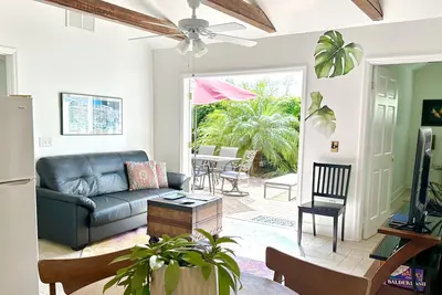 Image de The Coach House- Entire Home - 2 bedroom/3 bath Orlando getaway!