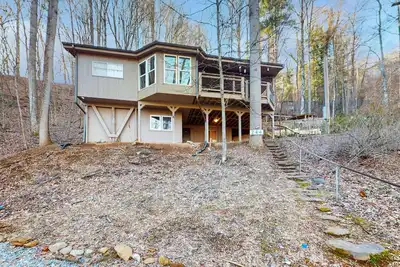 Image de Unique mountain home with covered deck, forest-view sunroom & game room