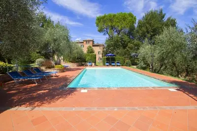Ancienne villa idéale pour les grands groupes avec piscine et grand parc. Située juste à l'extérieur