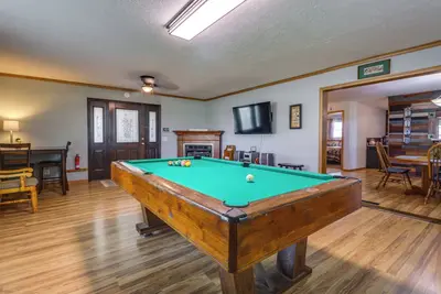 Image de Charming Kaw Lake Country Home w\/ Game Room!