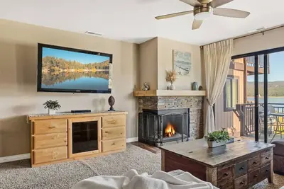 Image de Forest Shores Condo Lakefront at the Village - Walk to Village
