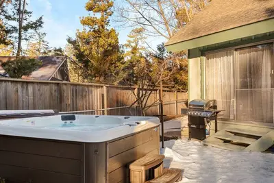 Image de *New* Blue Bird Retreat + Hot Tub + Games