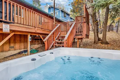 Image de Alameda Landing Log Cabin Retreat w/ Hot Tub + Pool Table