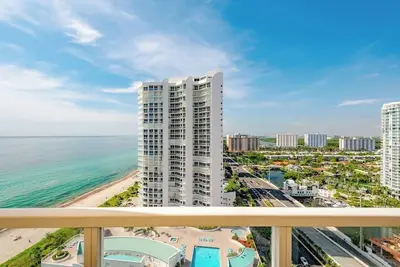 Image de Corner Unit, Ocean Views! Luxury Condo with Wraparound Balcony. Great Location!