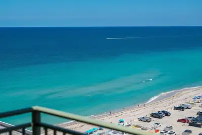Image de Ocean Views - 15th floor - Amazing Building with a Tennis Court! Great Location!