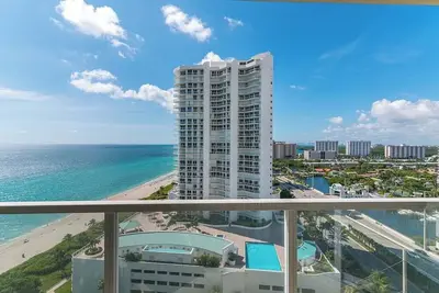 Image de Super Ocean Views! Modern, Miami Vibes. Top Notch Location & Amenities. Wow!