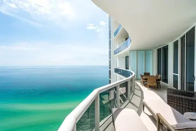 Image de Ultra Luxury - Modern Residence, Direct Ocean Views - Incredible Amenities! Wow