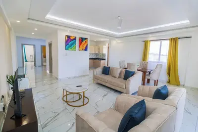 Image de 3br Luxurious apt facing beach and central to all amenities/entertainment!