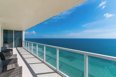 Image de Direct Ocean Views - High Floor, Modern Corner - Amazing location on the beach!