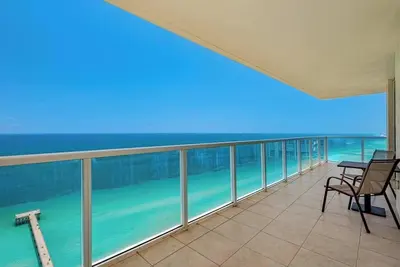 Image de Beautiful Corner Unit, Direct Ocean Views. Amazing Location & Very Walkable.