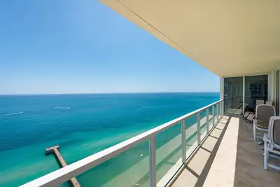 Image de Direct Ocean Views! Spectacular Location in Sunny Isles. Very Walkable - Wow!