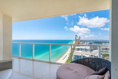 Image de Exquisite Finishes - 41st Floor - Unreal Ocean Views - Prime location -Walkable!
