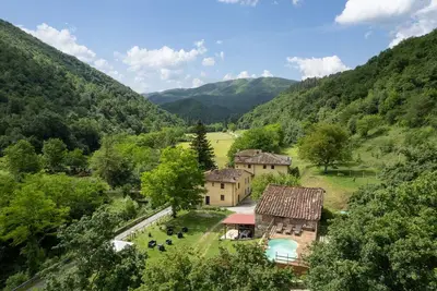 Image de Maison de Campagne à Poggiolo-salaiole avec 6 chambres à coucher, 14 couchages