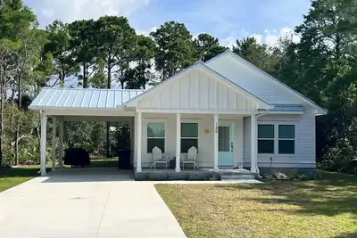 Image de Sea Breeze- Short drive to the beach or shopping