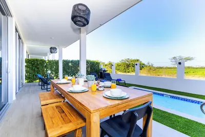 Sweet scape to a beautiful Villa just across Eagle Beach