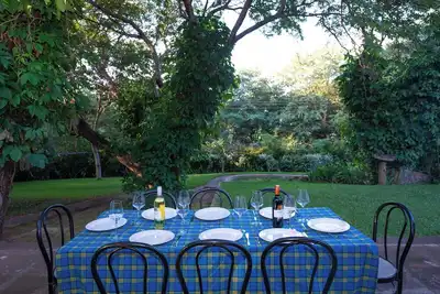 Image de Beautiful home, lush garden, and pool. Walking distance to town and waterfall.