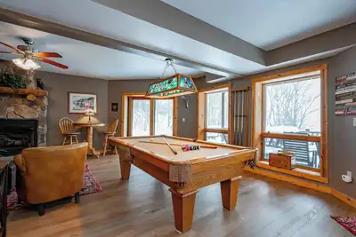 Image de Hot Tub, Pool Table, Fire Pit & Lake Nearby