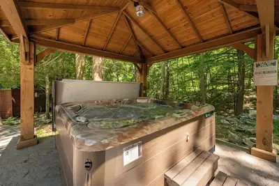 Image de Wooded Tranquil Retreat w/ Hot Tub & Fireplace