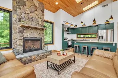 Image de The Tree House on Lake George: Lakefront home with private dock!