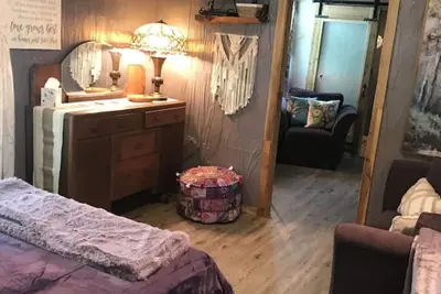 Image de Lush Couples Cottage w\/ access to Waterfront Property