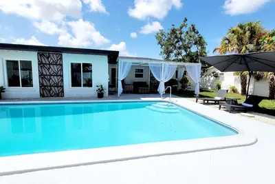 Image de Glamorous 3br\/2ba Pool House in Venice -8min from Beach