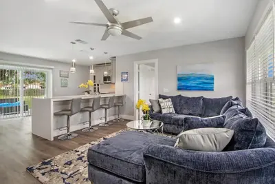 Image de Modern getaway near the beach with room for a boat