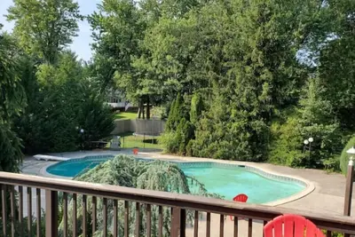 Image de Spacious Colonial Getaway w/Pool - Six Flags, Shopping and Nj Beaches \n