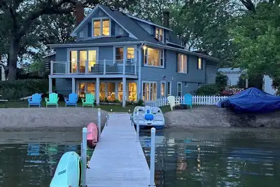 Image de Beach Cottage on Forest Lake near downtown with your own Sandy Beach and dock!