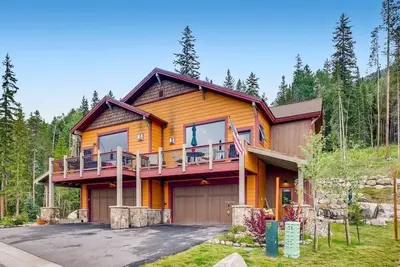 Image de Alders 3br townhome - w/ hot tub, driveway, shuttle to slopes, and more!