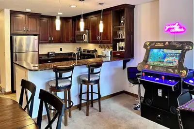 Image de Luxury Condo, Prime Location, Walk to Gondola & restaurants, Family Friendly.