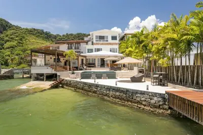 Image de Cove in front of the island of Caras