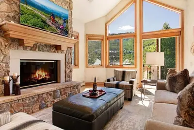 Image de Direct Ski Access, Mtn Views! Walk to Shops & Dining in Bc Village Great Location!