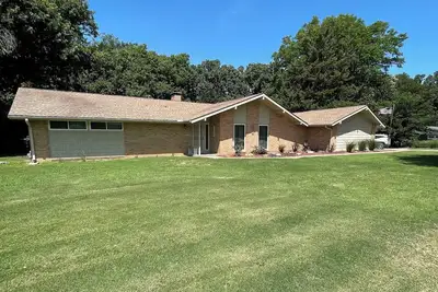 Image de Spacious Home close to the Marland Mansion and Pioneer Woman statue.