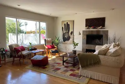 Image de Ocean View Artsy and Open + Hot Tub and great Garden Spaces