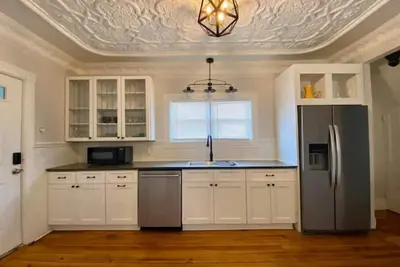 Image de Chic Historic Home w/Water View\n