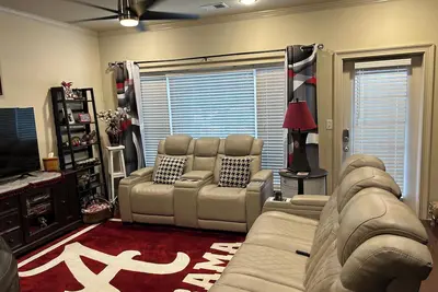 Image de Walking Distance to Ua Campus and Stadium at Houndstooth