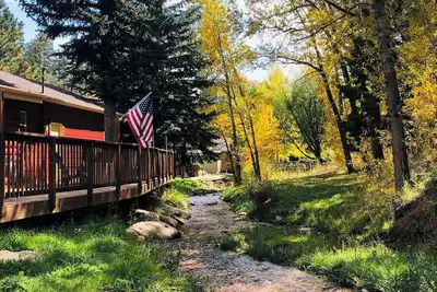 Image de Streamside cabin covered in aspen trees, just minutes to family-fun activities!