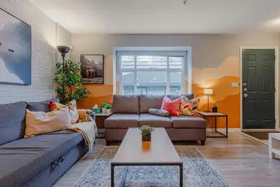 Image de Cozy Industrial Townhouse, King Bed, 3 Min to Downtown