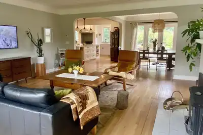 Image de Spacious, bright, home w/ 3 beds, office, sauna, rec room, 6 months in Victoria