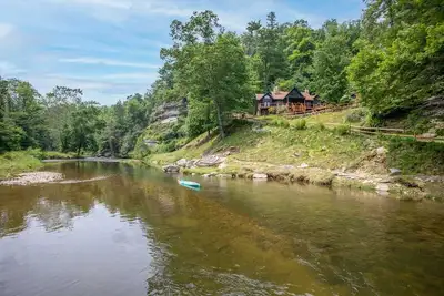 Image de Large Riverside Cabin on Beautiful Acreage