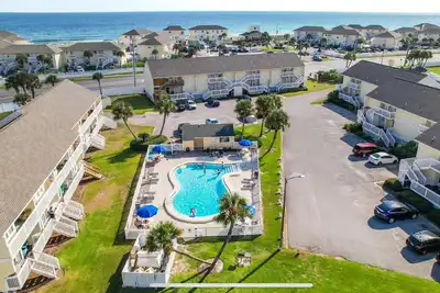 Image de Destin beach condo with private beach access and free par 3 golf course on site.
