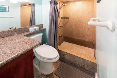 Ocean view private studio W/free reserved parking!