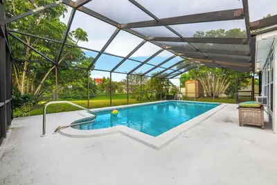 Image de Luxury pool house! #2