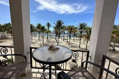 Image de Beach Front Condo steps from beach